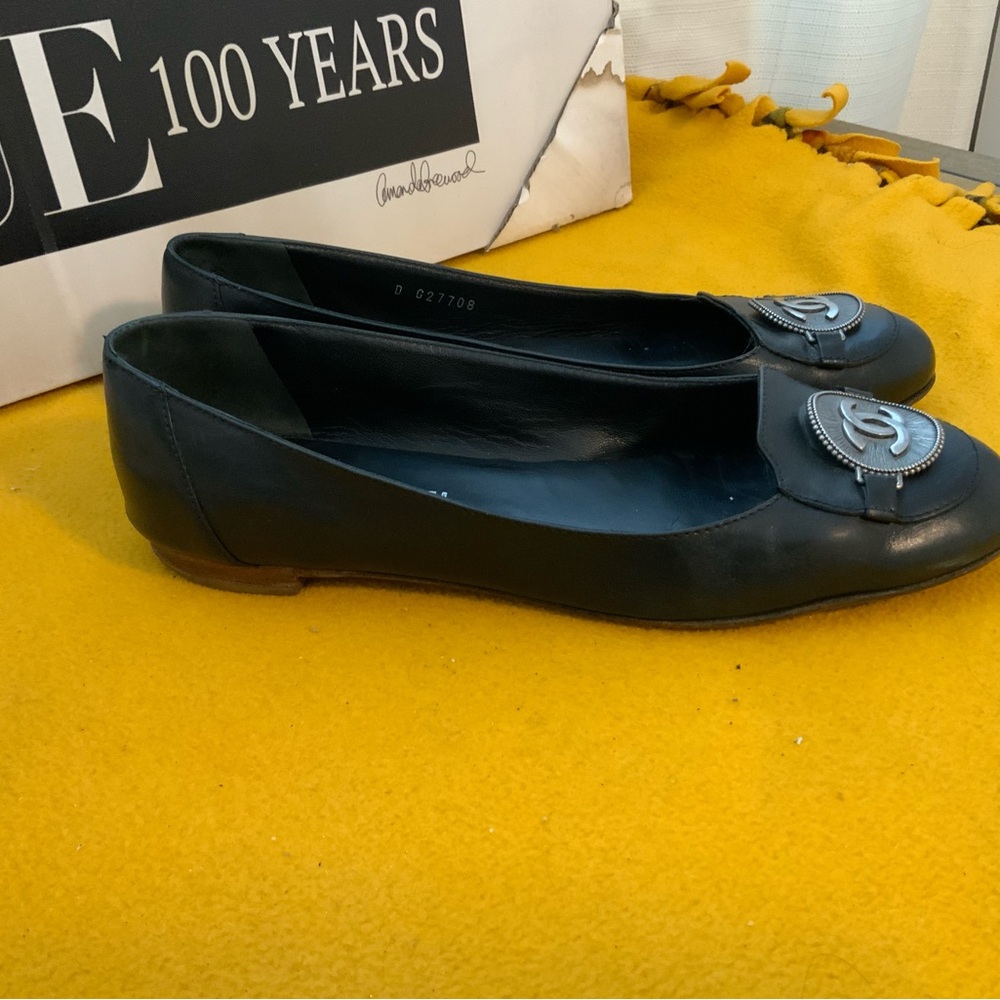 Pair of original Chanel black leather flats with Medallion CC logo size 41 - Picture 3 of 7